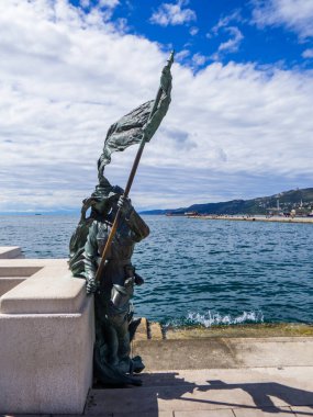 İtalya 'nın Trieste kentindeki gezinti alanında Scala Reale (Royal Flush) manzarası