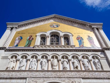 Kutsal Üçlü Sırp Ortodoks Kilisesi ve Aziz Spyridon manzarası. Trieste, İtalya 'da