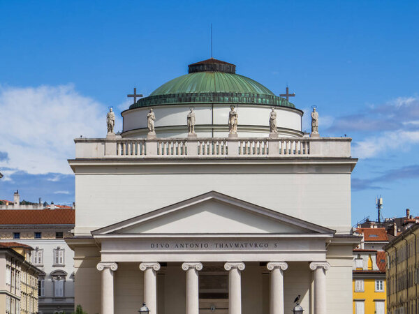 Вид на церковь Святого Антонио Нуово перед Большим каналом. В Триесте, Италия