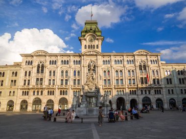 Trieste, İtalya - 7 Temmuz 2025: İtalya Meydanı 'ndaki Belediye Binası.