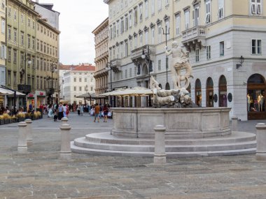 Trieste, İtalya - 7 Temmuz 2025: Piazza della Borsa 'daki Neptün Çeşmesi (Türkçe: Borsa Borsa Borsası))
