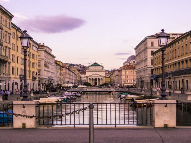 Trieste, İtalya - 7 Temmuz 2025: Eski kasabadaki ünlü Kanal Grande manzarası.