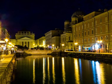 Trieste, İtalya - 8 Temmuz 2025: Arka planda Sant 'Antonio Nuovo Kilisesi ile Büyük Kanal' ın gece manzarası.