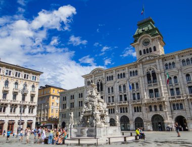 Trieste, İtalya - 8 Temmuz 2025: İtalya Meydanı 'ndaki Belediye Binası.