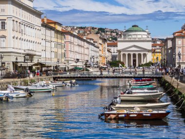 Trieste, İtalya - 8 Temmuz 2025: Eski kasabadaki ünlü Kanal Grande manzarası.