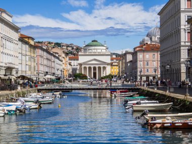 Trieste, İtalya - 8 Temmuz 2025: Eski kasabadaki ünlü Kanal Grande manzarası.