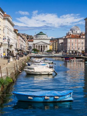 Trieste, İtalya - 8 Temmuz 2025: Eski kasabadaki ünlü Kanal Grande manzarası.