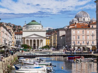 Trieste, İtalya - 8 Temmuz 2025: Eski kasabadaki ünlü Kanal Grande manzarası.