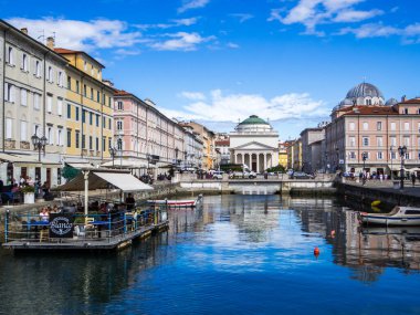 Trieste, İtalya - 8 Temmuz 2025: Eski kasabadaki ünlü Kanal Grande manzarası.