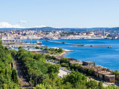 Trieste, İtalya - 8 Temmuz 2025: Faro di Trieste 'den panoramik manzara).
