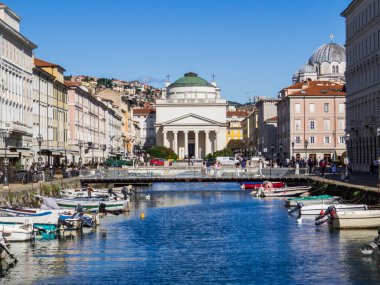Trieste, İtalya - 8 Temmuz 2025: Eski kasabadaki ünlü Kanal Grande manzarası.