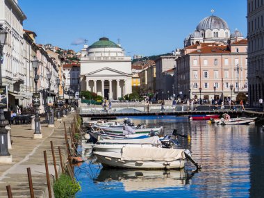 Trieste, İtalya - 8 Temmuz 2025: Eski kasabadaki ünlü Kanal Grande manzarası.