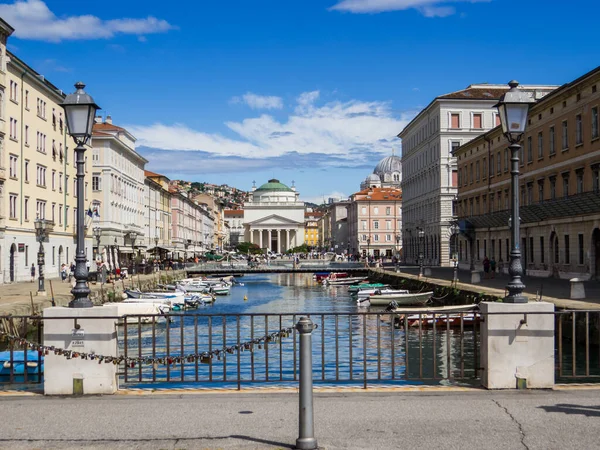 Trieste, İtalya - 8 Temmuz 2025: Eski kasabadaki ünlü Kanal Grande manzarası.