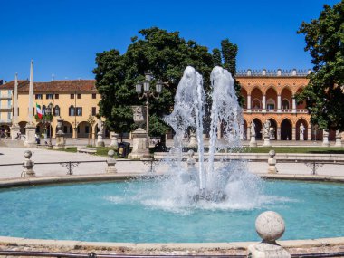 İtalya 'nın Padua kentindeki ünlü Prato della Valle Çeşmesi