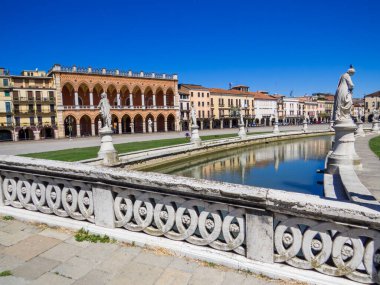 İtalya 'nın Padua kentindeki ünlü Prato della Valle manzarası
