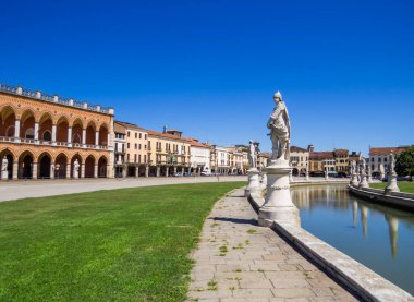 İtalya 'nın Padua kentindeki ünlü Prato della Valle manzarası