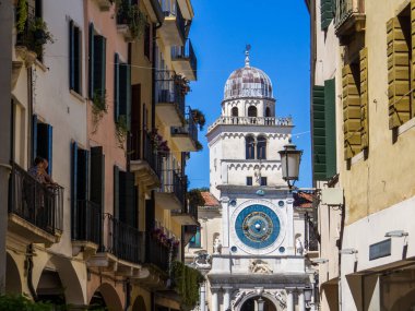 İtalya 'nın Padua kentinde Saat Kulesi (İtalyanca: Torre dell' Orologio) görünümü