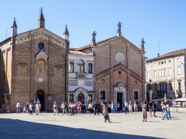 Padua, İtalya - 9 Temmuz 2025: Saint Anthony Bazilikası önündeki Piazza del Santo halkı.