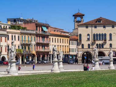 Padua, İtalya - 9 Temmuz 2025: Eski kasabadaki ünlü Prato della Valle manzarası.