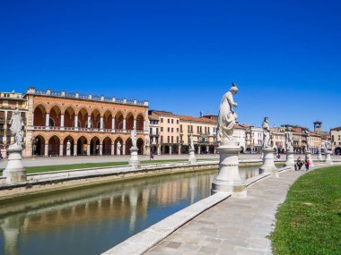 Padua, İtalya - 9 Temmuz 2025: Eski kasabadaki ünlü Prato della Valle manzarası.