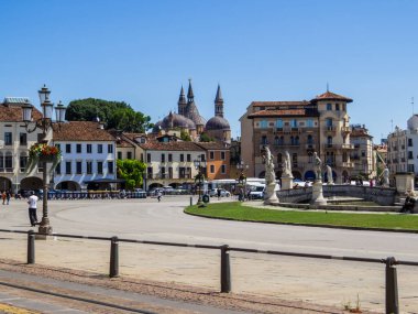 Padua, İtalya - 9 Temmuz 2025: Eski kasabadaki ünlü Prato della Valle manzarası.