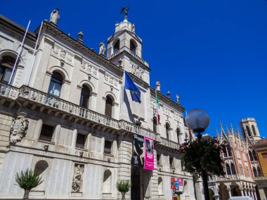 Padua, İtalya - 9 Temmuz 2025: Eski kasabadaki Palazzo Moroni manzarası.