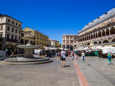 Padua, İtalya - 9 Temmuz 2025: Eski kentte Piazza delle Erbe manzarası.
