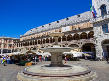 Padua, İtalya - 9 Temmuz 2025: Eski kentte Piazza delle Erbe manzarası.