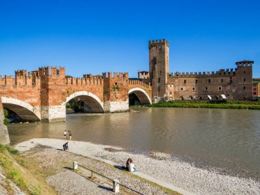 Adige Nehri 'ni geçen Castelvecchio Köprüsü manzarası.