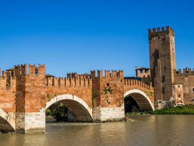 Adige Nehri 'ni geçen Castelvecchio Köprüsü manzarası.