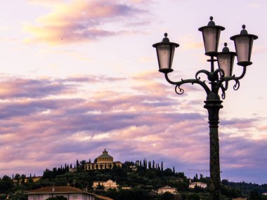 İtalya, Verona 'daki Lourdes Leydisinin Sığınağı' nın günbatımı manzarası