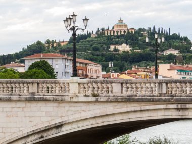 Ponte della Vittoria 'nın arka planda Meryem Ana' nın Sığınağı ile Adige Nehri 'ni geçişi. Verona, İtalya 'da