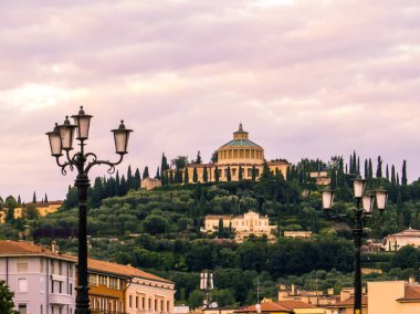 İtalya, Verona 'daki Lourdes Leydisinin Sığınağı' nın günbatımı manzarası