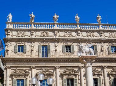 Palazzo Maffei 'nin ve Piazza delle Erbe' deki San Marco Sütununun manzarası. Verona, İtalya 'da