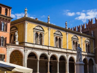 Verona, İtalya 'daki Piazza dei Signori manzarası