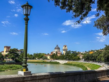İtalya, Verona 'daki Adige nehrinin manzarası