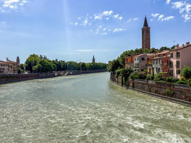 İtalya, Verona 'daki Adige nehrinin manzarası