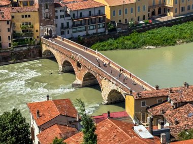 Eski kentteki Pietra Köprüsü (İtalyanca: Ponte Pietra) manzarası. Verona, İtalya 'da