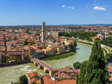 San Pietro Kalesi 'nin tepesinden panoramik manzara. Verona, İtalya 'da