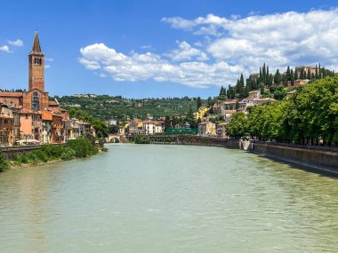İtalya, Verona 'daki Adige nehrinin manzarası