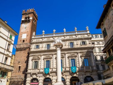 Verona, İtalya - 10 Temmuz 2025: Palazzo Maffei ve Piazza delle Erbe 'deki San Marco Sütununun manzarası.