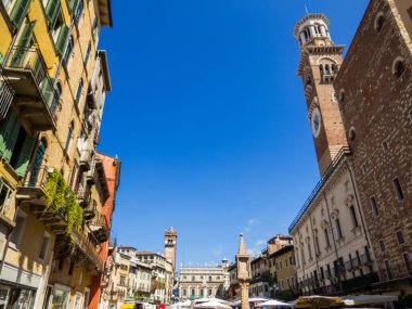 Verona, İtalya - 10 Temmuz 2025: Eski kentte Piazza delle Erbe manzarası.