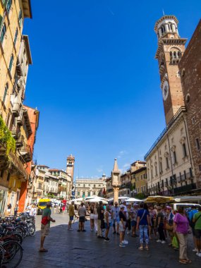Verona, İtalya - 10 Temmuz 2025: Eski kentte Piazza delle Erbe manzarası.