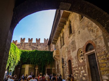 Verona, İtalya - 10 Temmuz 2025: Ünlü Juliet 'in Evi (İtalyanca: Casa di Giulietta).