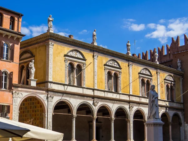 Verona, İtalya 'daki Piazza dei Signori manzarası