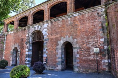 Lucca, İtalya 'nın surlarında ünlü Porta San Pietro manzarası