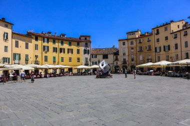 Lucca, İtalya - 11 Temmuz 2025: Ünlü Piazza dell Anfiteatro (İngilizce: Amphiteater Square).
