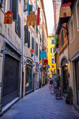 Lucca, İtalya - 11 Temmuz 2025: Eski kentteki resim gibi dar bir cadde.