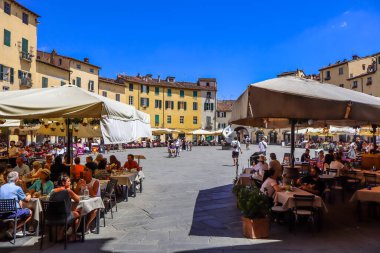 Lucca, İtalya - 11 Temmuz 2025: Ünlü Piazza dell Anfiteatro (İngilizce: Amphiteater Square).