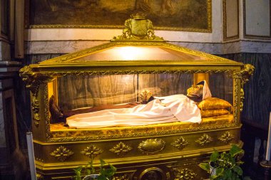 Aziz Sylvester ve Martin Kilisesi 'ndeki rahip Angelo Paoli' nin mezarının görüntüsü. Roma, İtalya 'da